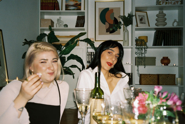 美丽的朋友在品酒会上玩得很开心的照片图片下载