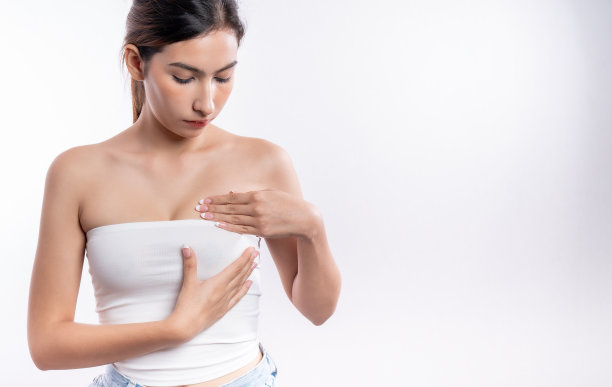 一名年轻女子亲自检查自己的乳腺癌。图片下载