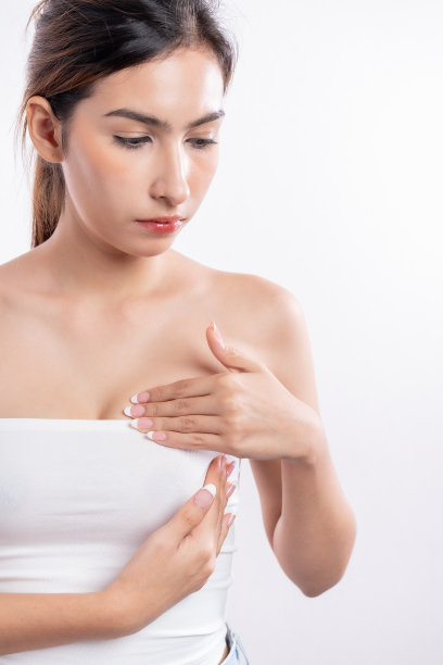 一名年轻女子亲自检查自己的乳腺癌。图片下载