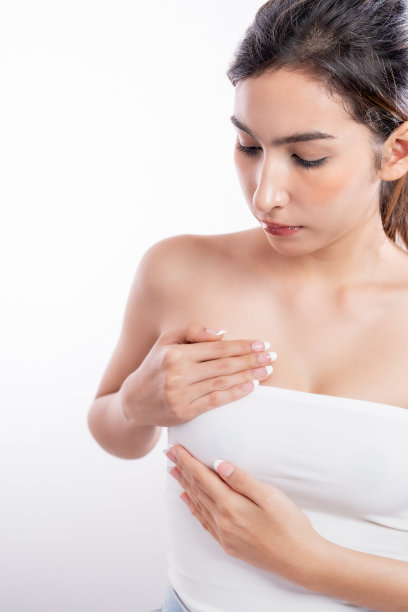 一名年轻女子亲自检查自己的乳腺癌。图片下载