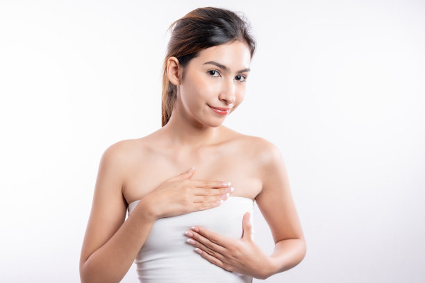 一名年轻女子亲自检查自己的乳腺癌。图片下载