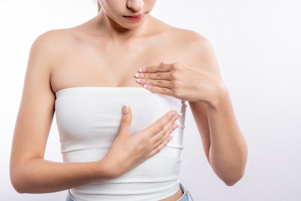 一名年轻女子亲自检查自己的乳腺癌。图片下载