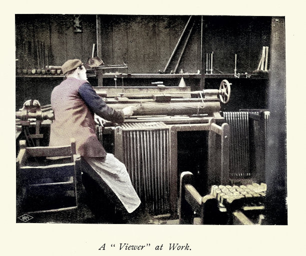 观众，19世纪90年代，伯明翰斯帕克布鲁克皇家轻武器工厂的工人在制造步枪，19世纪复古照片图片下载