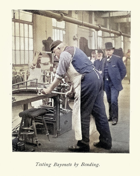 19世纪90年代，伯明翰斯帕克布鲁克皇家轻武器工厂，铁匠在弯曲刺刀，19世纪复古照片图片下载