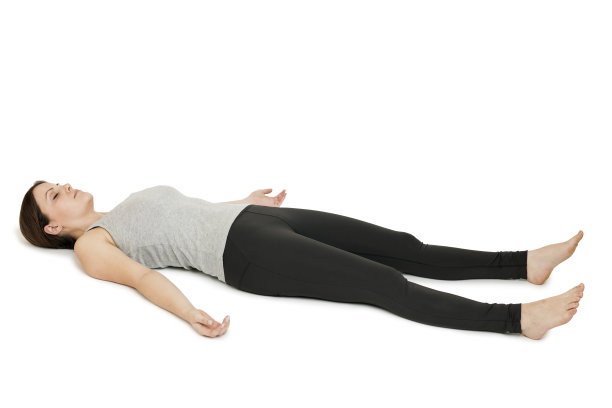 躺在白色背景下的女人全身图片下载