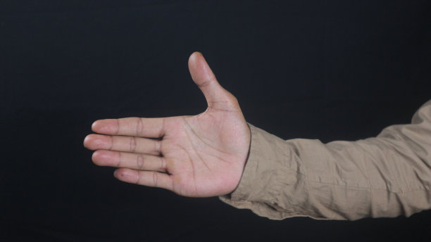 商人与合作伙伴握手、问候、交易、并购等手势图片下载