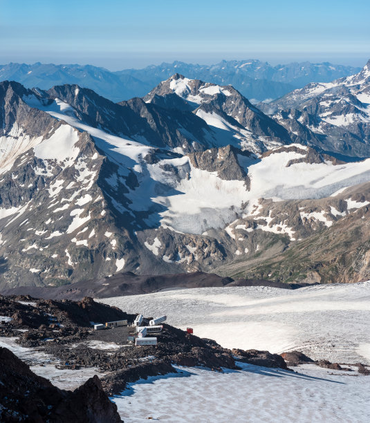高地景观，山峰和冰川和建筑的山地酒店在山的马刺之一图片下载
