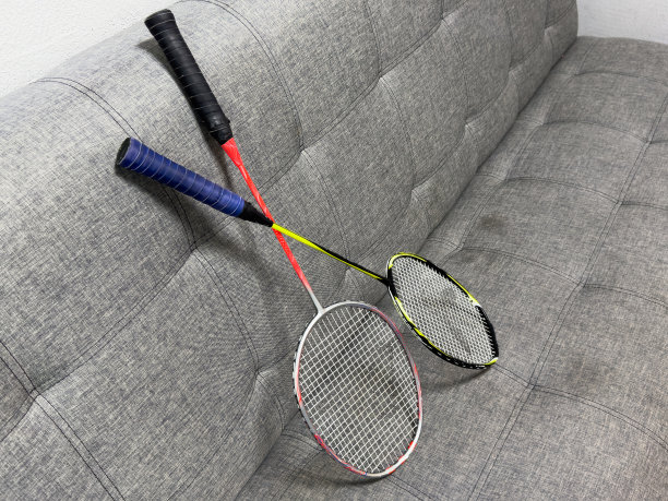 竞技体育与比赛中的高水平相匹配的概念与羽毛球拍和羽毛球的复制空间图片下载