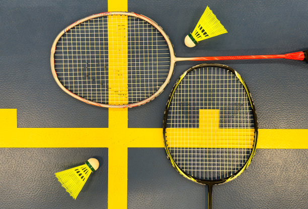 场上有羽毛球和羽毛球拍图片下载