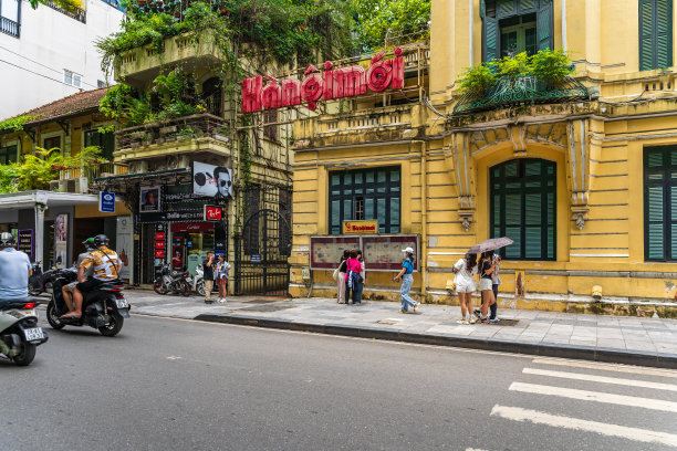 河内报纸签到点附近的还剑湖。人们早上在湖上锻炼身体图片下载