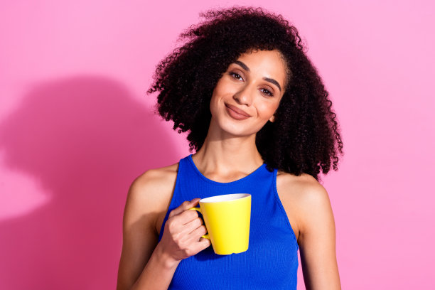 照片积极的女孩微笑着享受喝咖啡孤立柔和的颜色背景图片下载