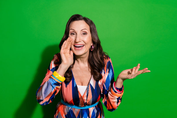 照片的迷人的积极的女人穿印花整体尖叫公告空白空间孤立的绿色背景图片下载