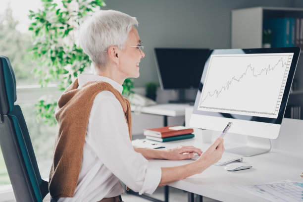 漂亮的老板照片成熟的女人工作的经济学家图手持设备穿着正装舒适的光启动办公室阁楼房间内部图片下载