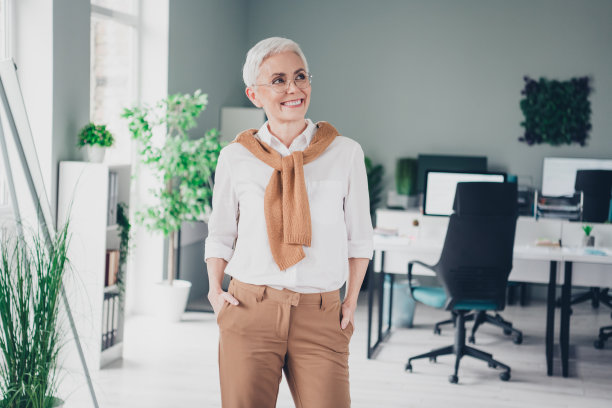 照片漂亮的老板成熟的女人看起来感兴趣空旷的空间穿着正装舒适的光启动办公室阁楼房间内部图片下载