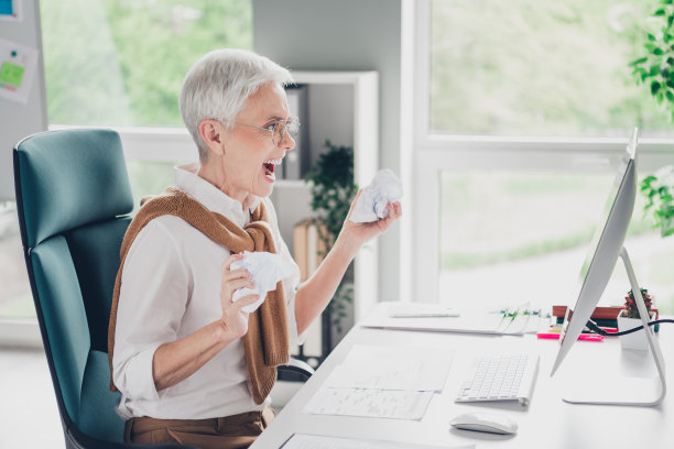 照片漂亮的老板成熟的女人生气尖叫问题压力穿着正装舒适的光启动办公室阁楼房间内部图片下载