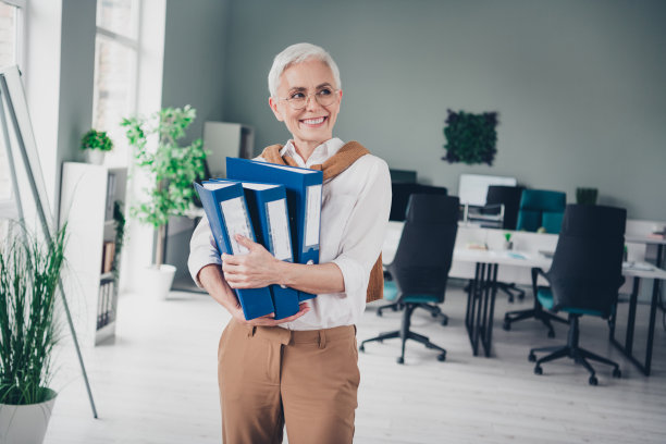 可爱的高级女士的照片看起来很感兴趣空的空间拿文件夹穿正装共同工作成功的女商人漂亮的光办公室图片下载