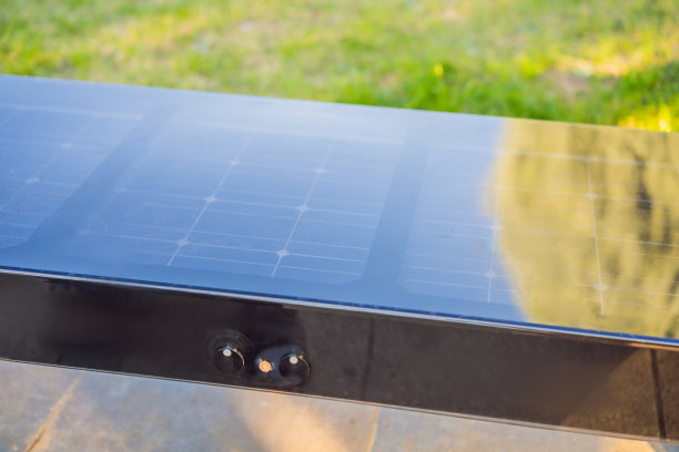 当地公园的新智能长椅，在提供无线网络的同时为手机充电图片下载