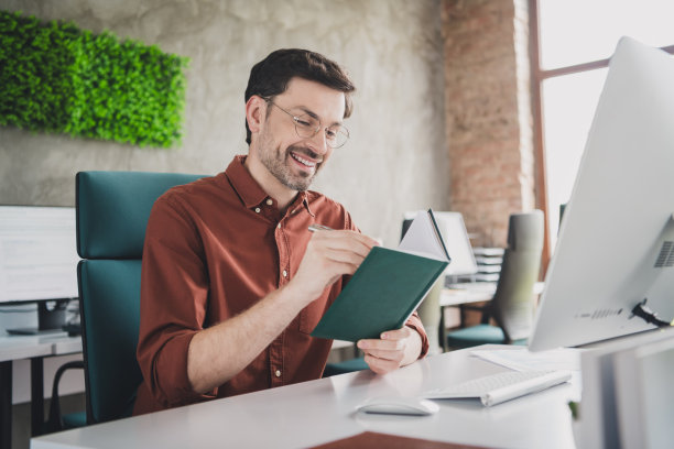 不错的老板男人的照片写笔记本规划师穿着棕色正装舒适的光启动办公室阁楼房间内部图片下载