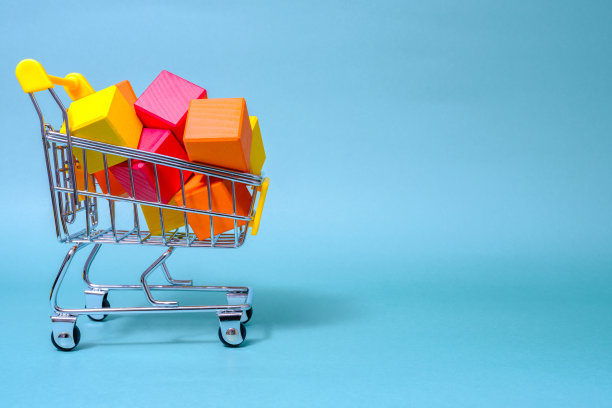 蓝色背景的黄色推车，购买或营销，购物，没有人图片下载