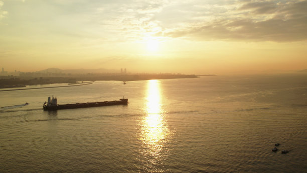 博斯普鲁斯海峡货船鸟瞰图图片下载