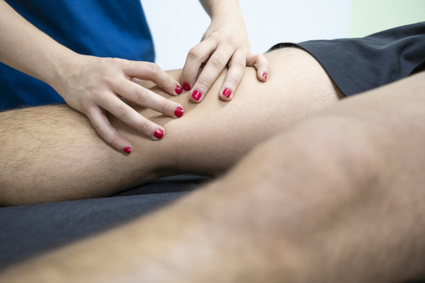 理疗师正在进行膝盖稳定性测试图片下载
