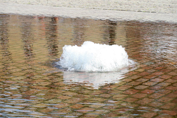 城市市场上的小喷泉图片下载