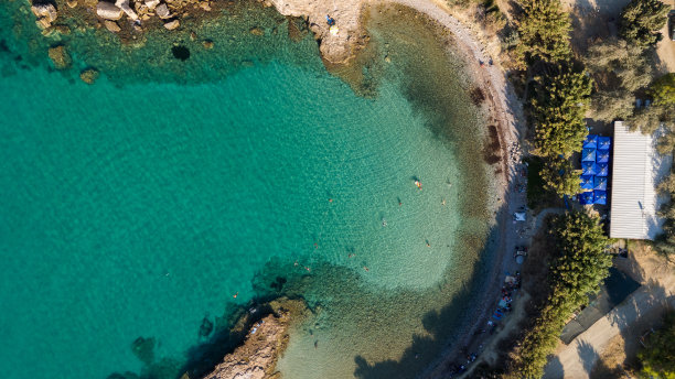 鸟瞰阳光明媚的海滩和透明清洁的海水库存照片图片下载
