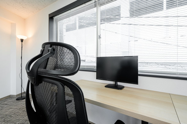 木制办公桌的租赁空间图片下载