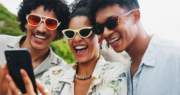 朋友，带着墨镜自拍和度假，带着微笑和社交媒体更新旅行和度假。数字，笑和有影响力的人与vlog和个人资料图片从夏天和乐趣的技术图片下载