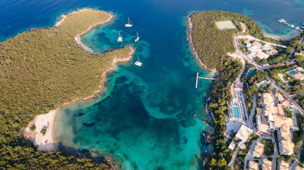 希腊豪华海湾地区带游泳池的豪宅俯视视图图片下载