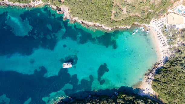 航拍无人机照片美丽的双体帆船帆船停泊在热带异国情调的绿松石海异国情调的海湾。无人机视角-鸟瞰角度。游艇和旅游的概念。漂亮的双体帆船图片下载