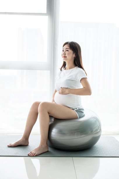 用瑜伽球锻炼的亚洲孕妇图片下载