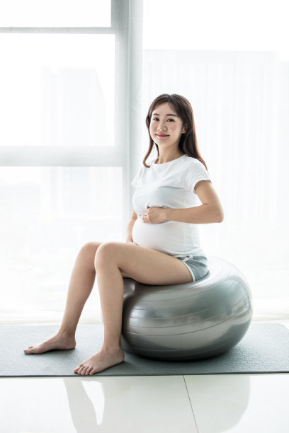 用瑜伽球锻炼的亚洲孕妇图片下载
