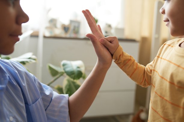 孩子们在明亮舒适的房间里击掌图片下载