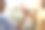孩子们在明亮舒适的房间里击掌图片下载