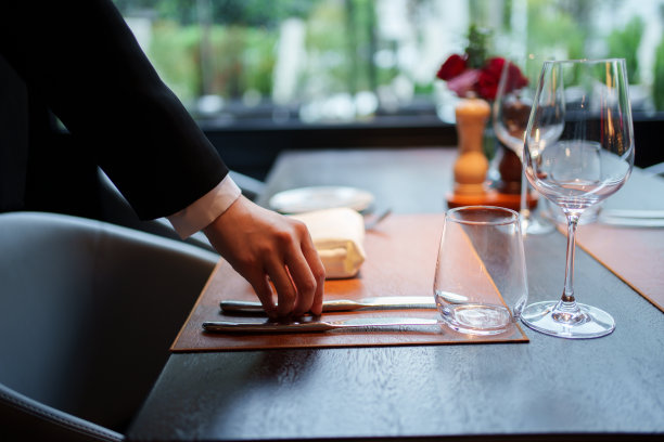 手放置餐具的特写图片下载