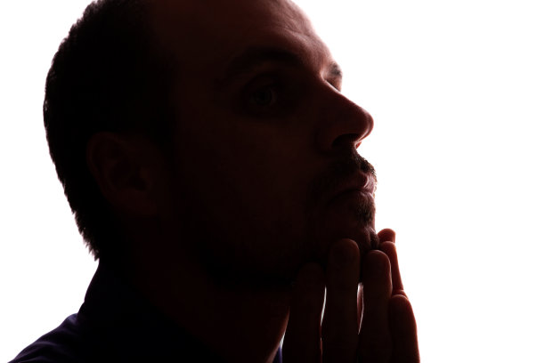 悲伤的男子年轻未剃须的商业服装剪影-白色背景孤立图片下载