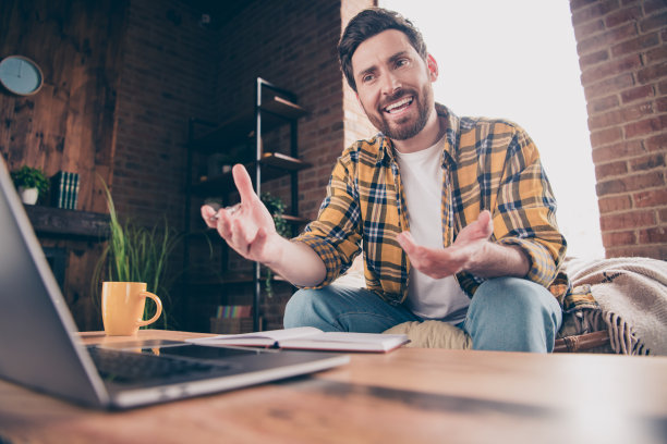 兴奋的酷哥穿着格子衬衫的照片视频会议现代设备在室内的房子公寓房间图片下载