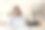 女人在家里用笔记本电脑工作。自由摄影师在电脑上编辑照片。图片下载