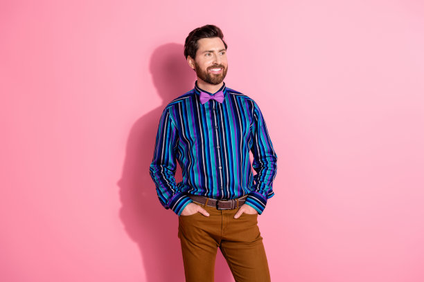 照片中帅气优雅的男人穿着时髦的衣服，在粉红色的背景上显得空无一物图片下载