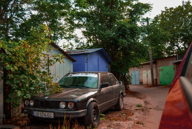 私人车辆停在车库的小巷里。图片下载
