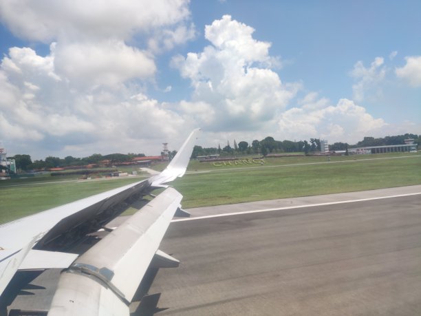 飞机机翼与樟宜机场图片下载