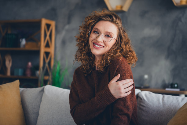 可爱可爱的可爱的女人享受舒适的套头衫舒适的公寓房子家庭日光室内的照片图片下载