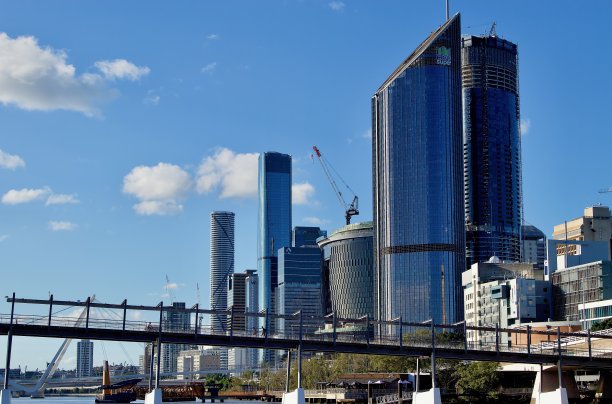 从昆士兰州布里斯班市的桥下俯瞰女王码头图片下载