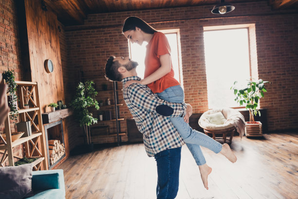 幸福的年轻夫妇的照片搬到新地方享受住在一起温柔的丈夫抱妻子新公寓房间灯房子平室内图片下载