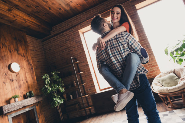 欢快可爱的年轻夫妇的照片丈夫抱着妻子拥抱享受周末玩得开心买新公寓在室内在家里图片下载