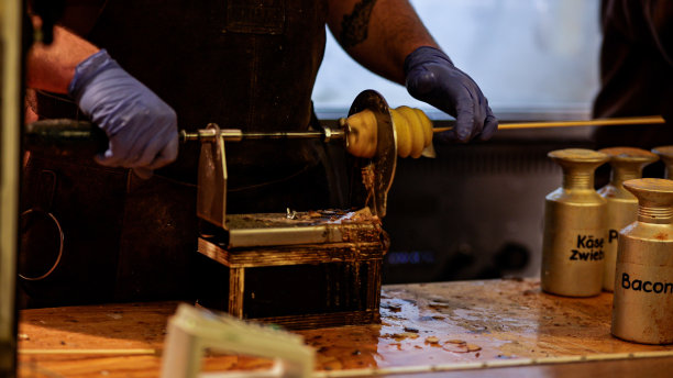 圣诞市集售卖螺旋形炸薯片“卷曲薯片”;露天夜市的龙卷风土豆串;用扭曲或龙卷风照片薯片制作街头小吃;薯片串;街头小吃亭的薯片图片下载