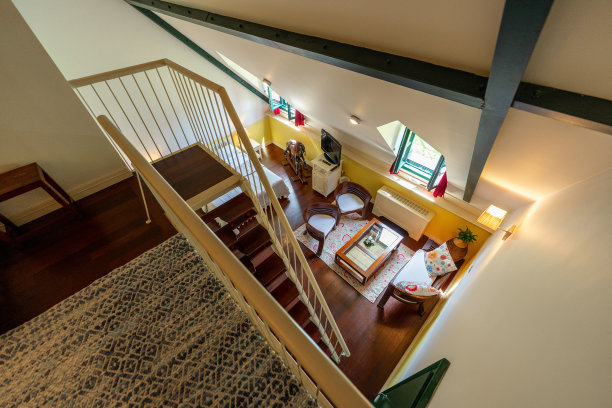 优雅的复古精品酒店客房内饰图片下载