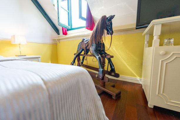 优雅的复古酒店房间与俏皮的装饰图片下载