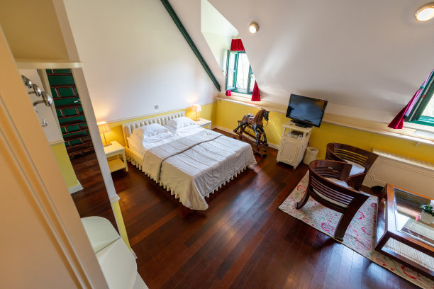 优雅的复古精品酒店客房内饰图片下载